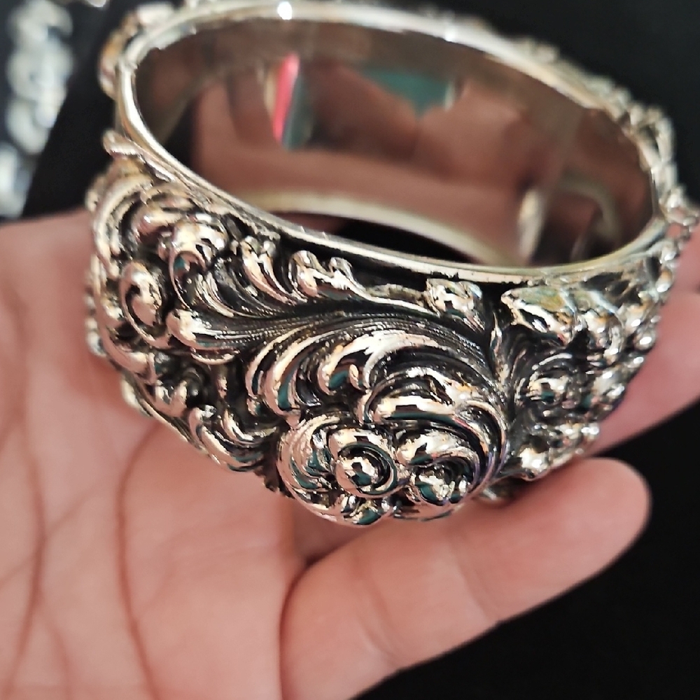 Vintage Elegant Silver-Toned Women's Bracelet